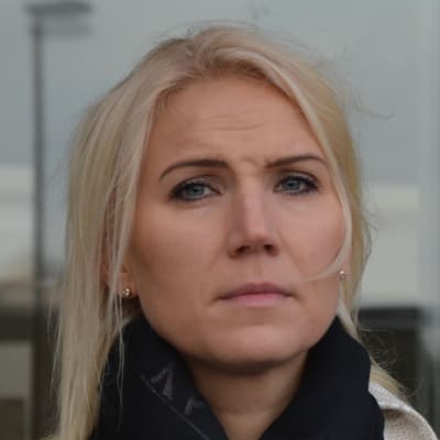 Marina Kinnunen, en vit kvinna med blont hår, står utanför Vasa centralsjukhus.