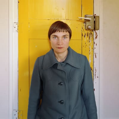 Elina Brotherus: La Chambre 10 (la porte jaune), 2012, sarjasta 12 ans après (portfolio 12 ans après, 2014, 40x50cm).