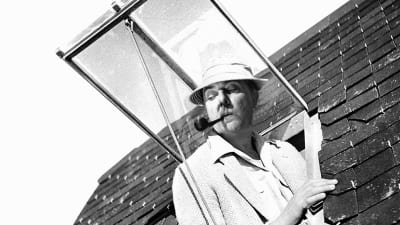 Jacques Tati eli monsieur Hulot elokuvassa Riemuloma Rivieralla (1952). Yksi Elämää suuremmat elokuvat -radiosarjassa käsitellyistä elokuvista.