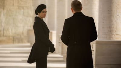 Begravningsklädda Monica Bellucci och Daniel Craig i Bond-äventyret Spectre