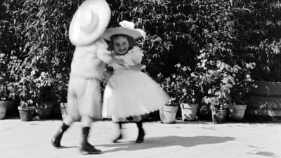 Dansande barn ur en av bröderan Lumiéres tidiga filmer.