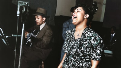Billie Holiday vid mikrofonen under en skivinspelning.