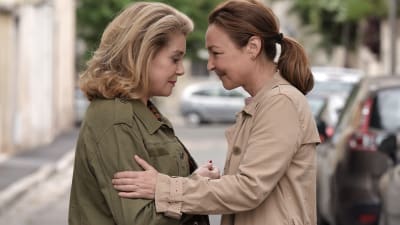 Beatrice och Clair i ett kärleksfullt närmande  på gatan.