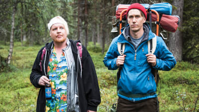 Kämäräinen och Janne mitt i skogen.