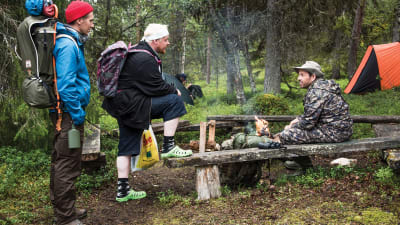 Janne, Kämäräinen och Räihänen slår läger i skogen.