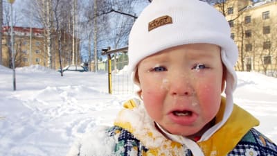 En pojke gråter efter att ha fallit i snön