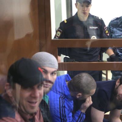 Fyra män som står åtalade för mordet på Nemtsov. Den huvudåtalade Zaur Dadajev längst till höger. 3.10.2016