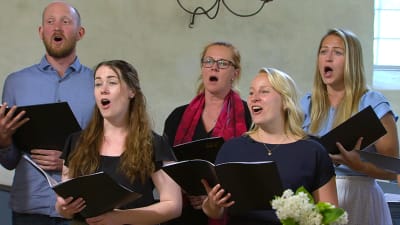 En man och fyra kvinnor som sjunger.