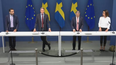 Liberalernas näringspolitiska talesperson Arman Teimouri, finansmarknads- och bostadsminister Per Bolund, näringsminister Ibrahim Baylan och Centerpartiets näringspolitiska talesperson Helena Lindahl på rad vid en pressträff om stöd till statsägda bolag.