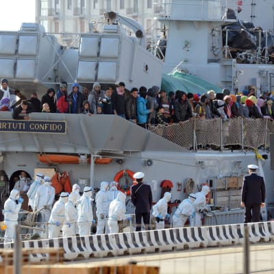 Båtflyktingar på Lampedusa den 18 april 2015.