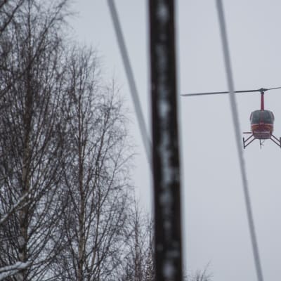 Helikopteri auttaa sähkökatkojen korjaamisessa Pohjois-Savossa.