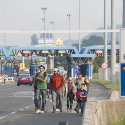 En grupp människor går från Kroatiens gränsövergång till Slovenien 