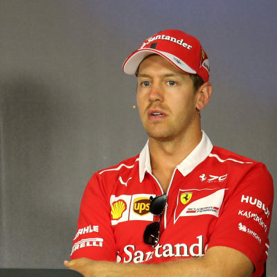 Kevin Magnusson (i mitten) under en presskonferens med Lewis Hamilton och Sebastian Vettel.