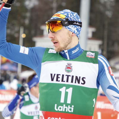 Ilkka Herola vinkar till publiken.