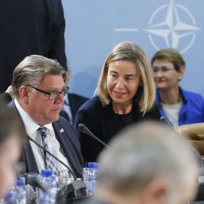 Utrikesminister Timo Soini och EU:s utrikesrepresentant Federica Mogherini