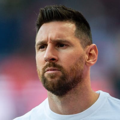 Lionel Messi ser fundersam ut.