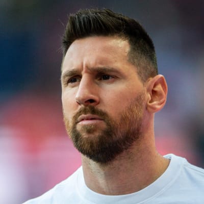 Lionel Messi ser fundersam ut.