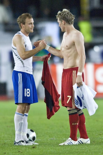 Daniel Sjölund och Bastian Schweinsteiger byter matchtröjor 2008.