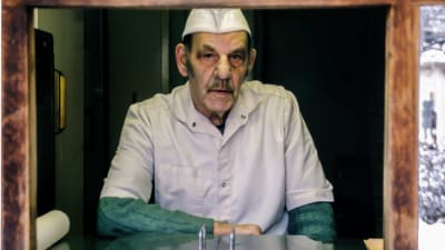 Frysarn, Harry Gustafsson sitter vid luckan till sin korvförsäljning.
