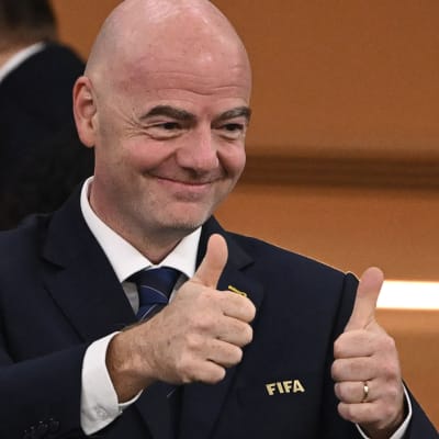 Gianni Infantino visar tummen upp.