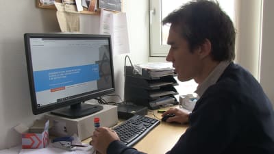 Bejnamin Steinitz visar upp portalen för anmälningar.