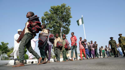 Skolpojkar återvänder efter att ha varit kidnappade i sex dagar. Kankara i delstaten Katsina i nordvästra Nigeria 18.12.2020