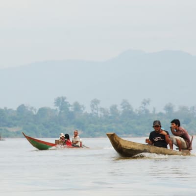Vattendragen fungerar som viktiga trafikleder. Sesan-floden flyter genom den stora provinsen Ratanakiri där det finns bara en belagd väg.