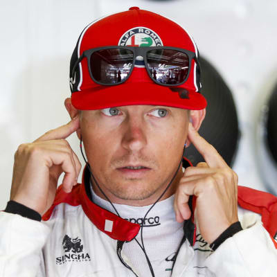 Kimi Räikkönen petar i öronen.