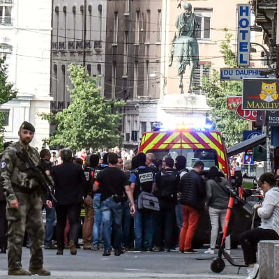 Poliser, säkerhetsstyrkor och räddningspersonal på plats i Lyon efter explosionen på en gågata i centrum av staden.