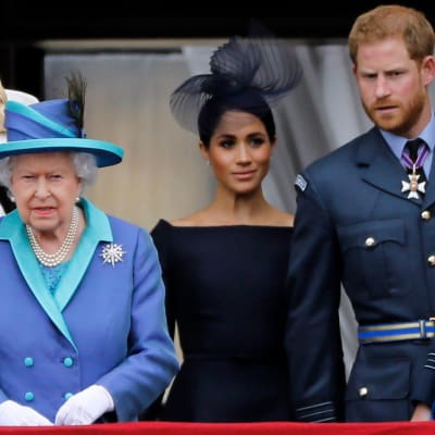 Hertiginnan Camilla, drottning Elizabeth, hertiginnan Meghan och prins Harry på balkongen i Buckingham Palace sommaren 2018.