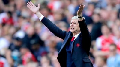 Arsene Wenger gestikulerar vilt under Premier League-match.