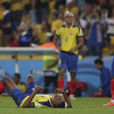 Ecuadorin pettyneitä pelaajia Ranska-tasapelin jälkeen.
