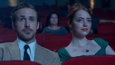 Sebastian (Ryan Gosling) och Mia (Emma Stone) sitter i en biograf och ser på en film.