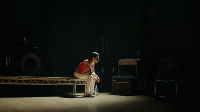 En ensam Freddie Mercury. Scen ur filmen.