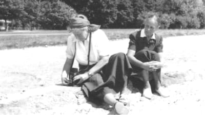 Anna-Lisa Höckert och Isa Hasselström på en av sina resor i Europa, 1950-51.