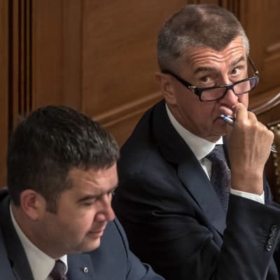 Den tjeckiske premiärministern Andrej Babiš (till höger) och hans inrikesminister, socialdemokraternas ledare Jan Hamáček (till vänster) under parlamentsdebatten på tisdag kväll 11.7.
