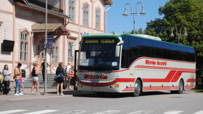 En buss parkerad utanför järnvägsstationen i Ekenäs.