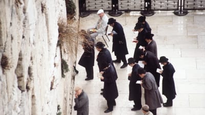 Judar ber vid klagomuren i Jerusalem