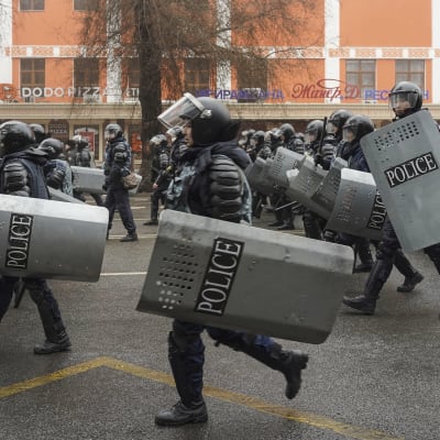 Mallakkavarusteisia poliiseja kadulla Almatyssa Kazakstanissa.