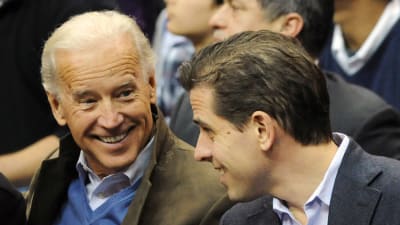 Joe Biden med hans son, advokaten Hunter Biden, under en baseball match i Washington DC i januari 2010.