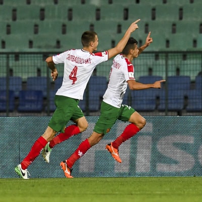 Bozhidar Chorbadzhiyski och Georgi Kostadinov jublar framför ögonen på Emil Forsberg.