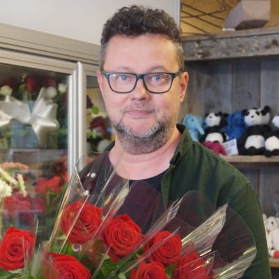 Timo Pynttäri driver blomsterhandel i centala Jakobstad.