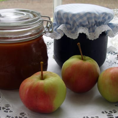 Hillopurkkeja ja omenoita tarjottimella