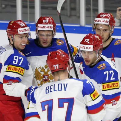 Nikita Gusev, Jevgenij Dadonov, Anton Belov, Artemi Panarin och Vadim Shipachev firar efter ett mål.