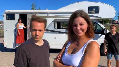 Skådespelarna Edith Holmström och Markus Riuttu framför Teater 90 Graders husbil.