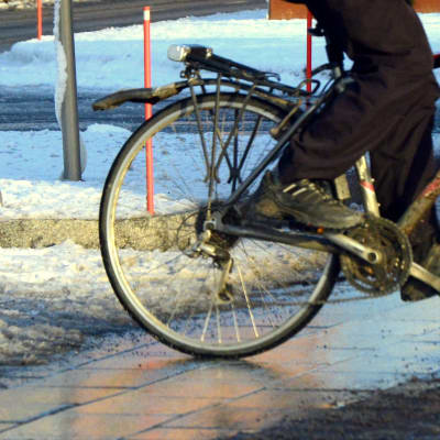 Cyklist på vintrig gata