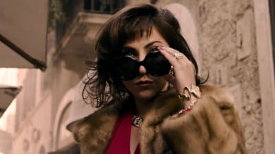 Lady Gaga i päls och stora glasögon i House of Gucci.