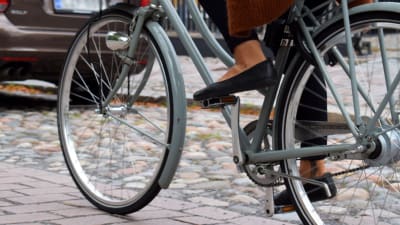 Fötterna av en cyklist.