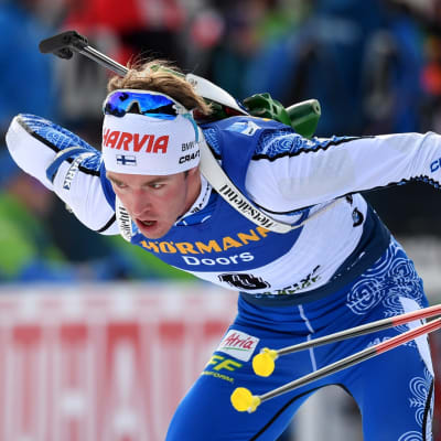 Tero Seppälä rör i sitt gevär nedböjd.
