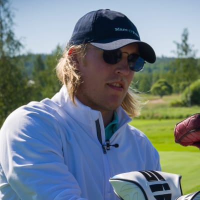 Patrik Laine golfkentällä.